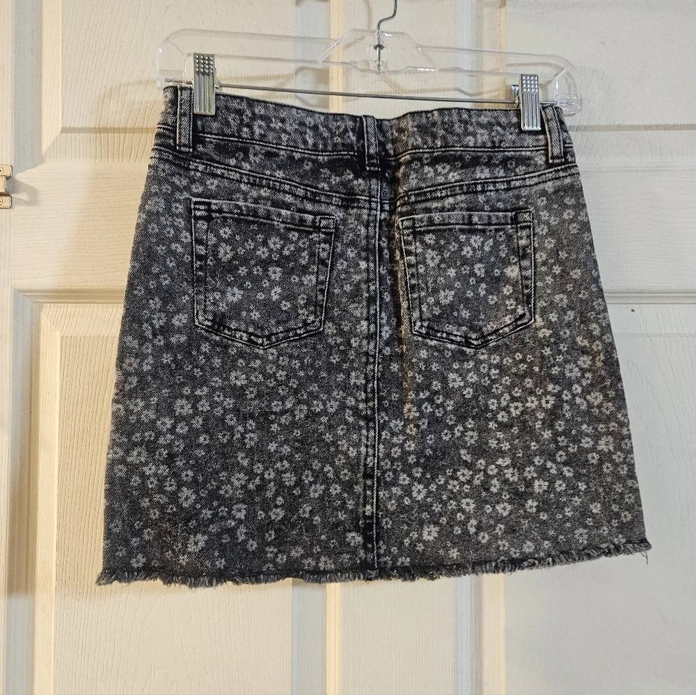 ART CLASS BLACK FLORAL SKIRT: NEW WITH TAGS: SIZE L (10/12)